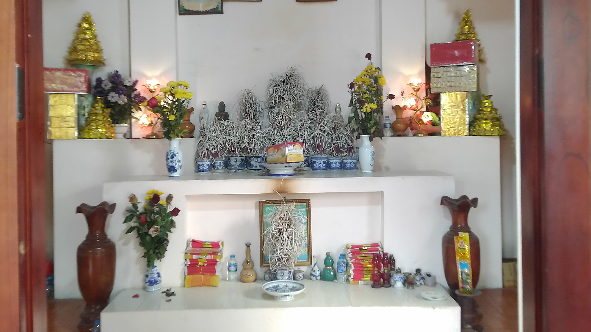 C.05_Trước Ban Thờ.jpg